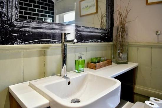 Quirky 4 Bedroom Apartment With Terrace Кардифф Экстерьер фото