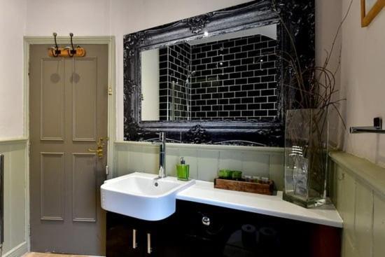 Quirky 4 Bedroom Apartment With Terrace Кардифф Экстерьер фото