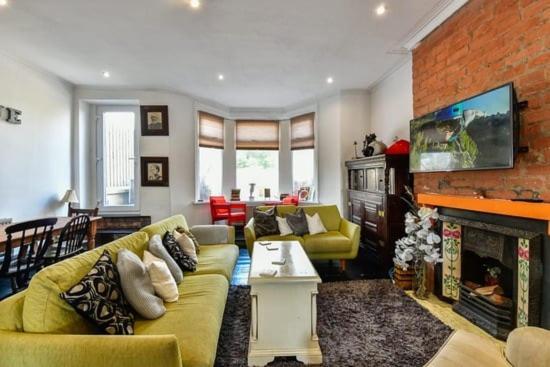 Quirky 4 Bedroom Apartment With Terrace Кардифф Экстерьер фото